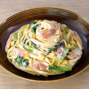 「小松菜とベーコンのクリームパスタ」のレシピ動画