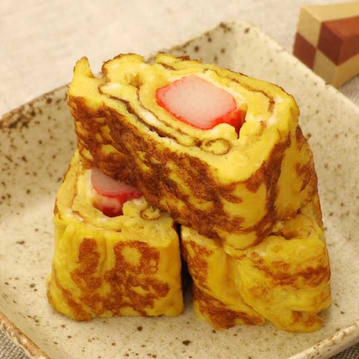 お弁当にもおすすめ カニかまぼこの卵焼きのレシピ動画 作り方 Delish Kitchen