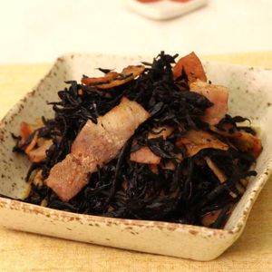 「ひじきとベーコンの炒め煮」のレシピ動画