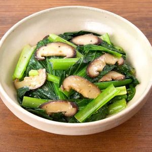 「小松菜としいたけの味噌バター炒め」のレシピ動画