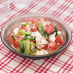 「小松菜とトマトのくずし豆腐サラダ」のレシピ動画