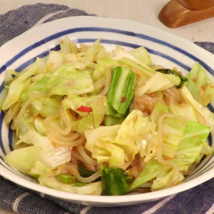 さっとできるおつまみ キャベツとしらたきのピリ辛炒めのレシピ動画 作り方 Delish Kitchen