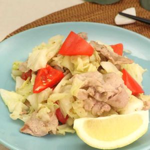 「キャベツと豚肉のエスニック炒め」のレシピ動画
