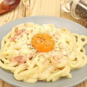 「カルボナーラ風釜玉うどん」のレシピ動画