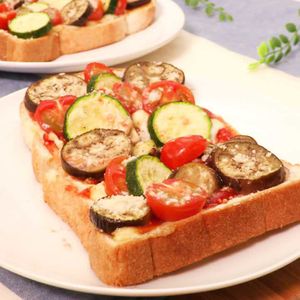 「なすとズッキーニのピザトースト」のレシピ動画