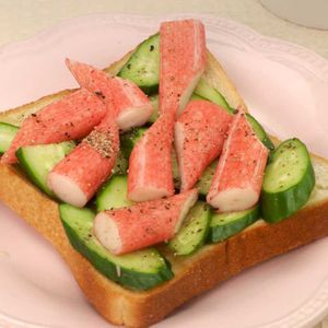 カニかまぼこきゅうりトースト