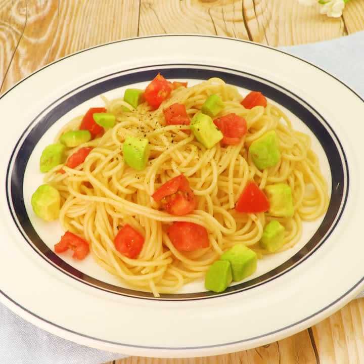 アボカドとトマトのパスタ