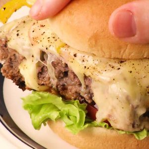 「特大ベーコンチーズバーガー」のレシピ動画