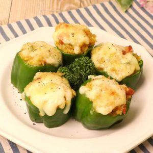 「ピーマンのカレーピラフ詰め」のレシピ動画