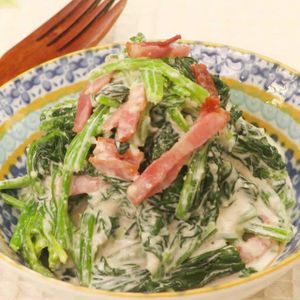 カリカリベーコンのほうれん草サラダ
