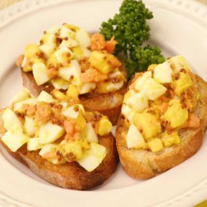 「鮭と卵のブルスケッタ」のレシピ動画