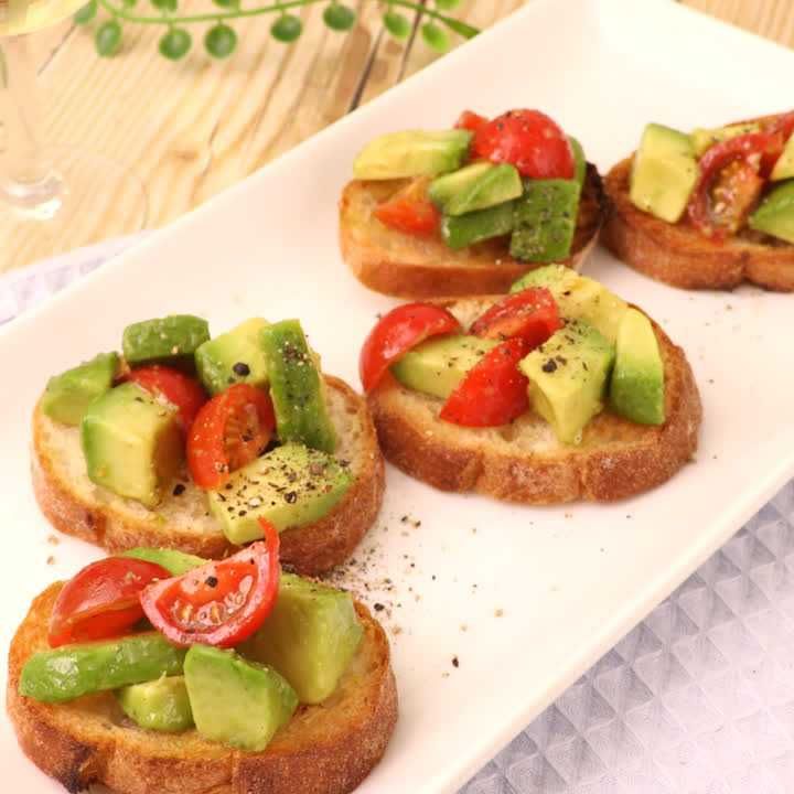 トマトとアボカドのブルスケッタ