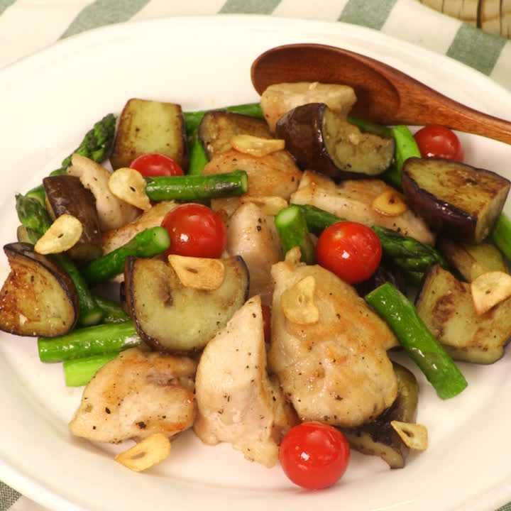 鶏むね肉と夏野菜のガーリック炒め