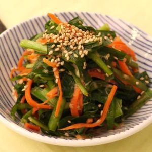 「ニラとにんじんのマヨごま和え」のレシピ動画