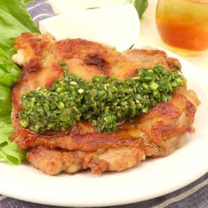 「カリカリ鶏肉のにらソース」のレシピ動画