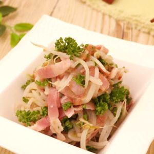 もやしとベーコンの梅バタ和え