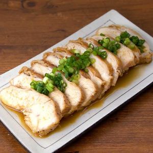 「レンジで蒸し鶏の生姜風味」のレシピ動画