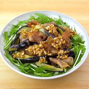 「カリカリ豚となすの中華風サラダ」のレシピ動画