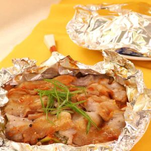 「ピリ辛豚バラのホイル包み焼き」のレシピ動画