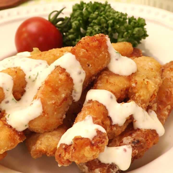 揚げ鶏むね肉のチーズソースがけ