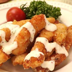 揚げ鶏むね肉のチーズソースがけ