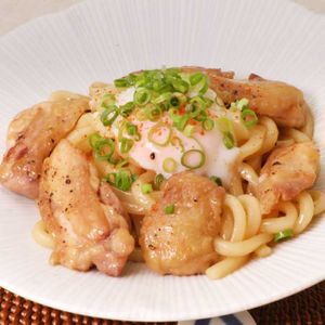 「鶏の照り焼き温玉うどん」のレシピ動画