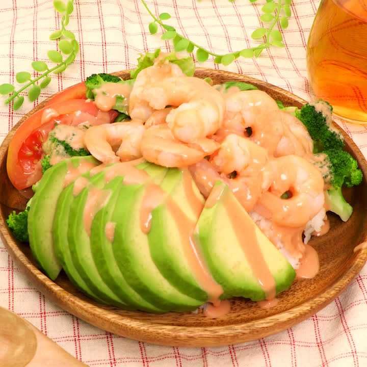 えびとアボカドのライスボウル