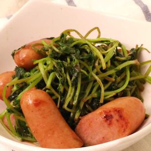 豆苗とソーセージの中華炒め