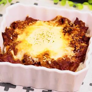 「半熟卵の焼きハヤシライス」のレシピ動画
