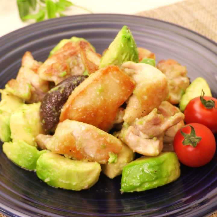 鶏もも肉とアボカドの塩麹炒め