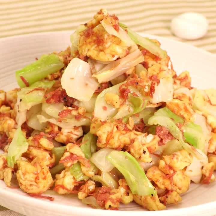 簡単♪やみつき！ コンビーフとキャベツの卵炒めのレシピ動画・作り方 | デリッシュキッチン