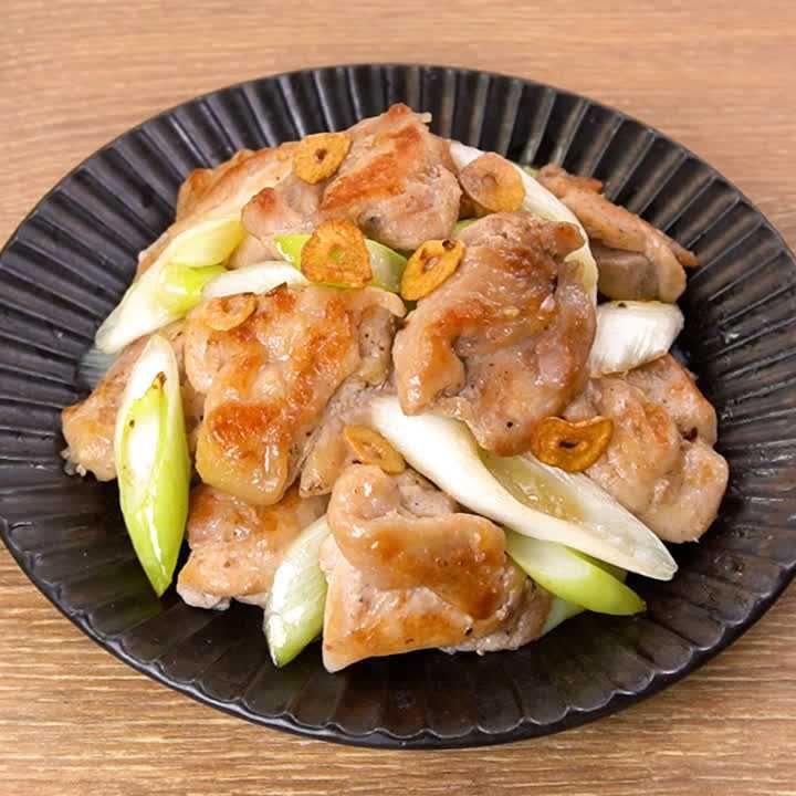 塩コショウとにんにくで味付け♪鶏もも肉のおすすめレシピ30選