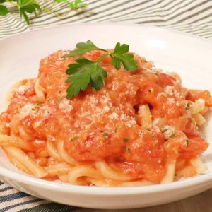 「トマトクリームうどん」のレシピ動画