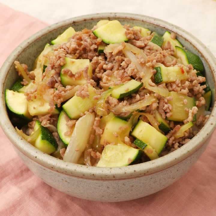ズッキーニとひき肉のピリ辛丼