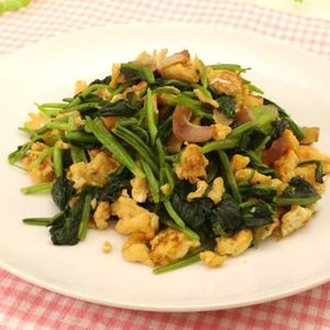 「ベーコンとほうれん草の卵炒め」のレシピ動画