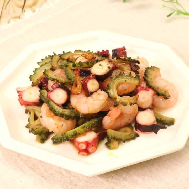 魚介とゴーヤのにんにく炒め