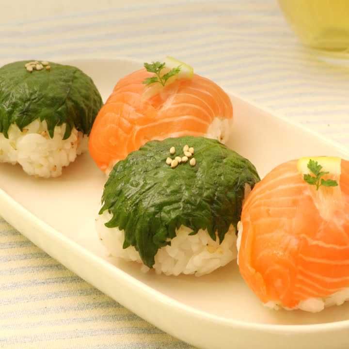 大葉とサーモンの手まり寿司