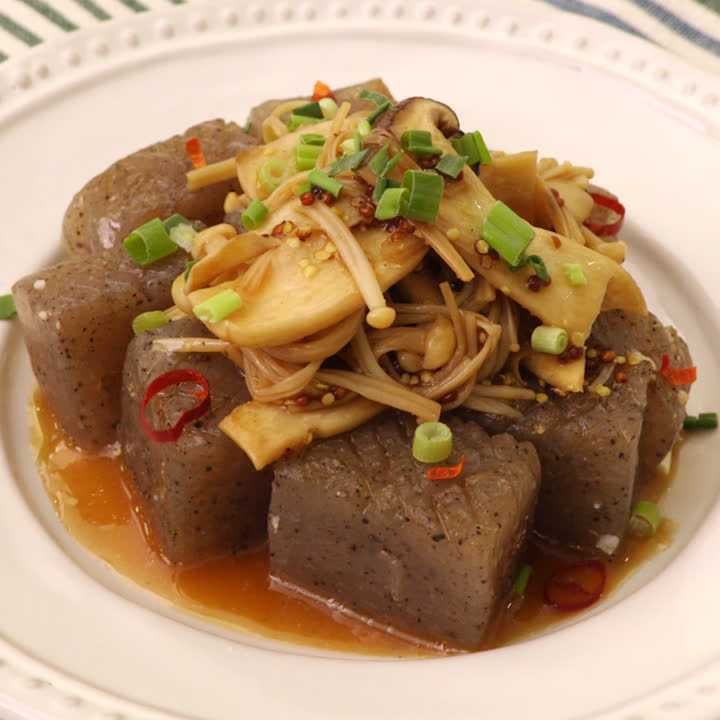 こんにゃくステーキ　きのこソース添え