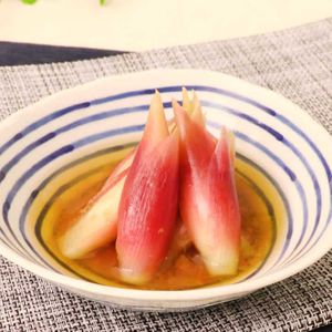 みょうがと梅のおひたし