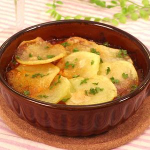 「牛ひき肉とポテトの重ね焼き」のレシピ動画