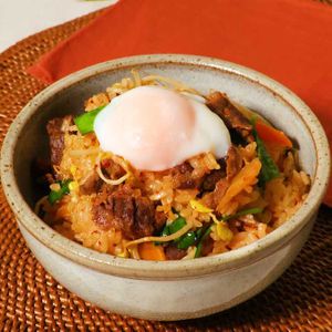 「牛肉のビビンバ風炊き込みご飯」のレシピ動画