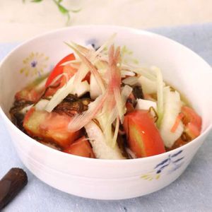 トマトともずくの酢の物
