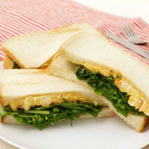 「卵とルッコラのサンドイッチ」のレシピ動画