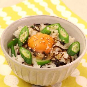 「塩昆布オクラの卵かけごはん」のレシピ動画