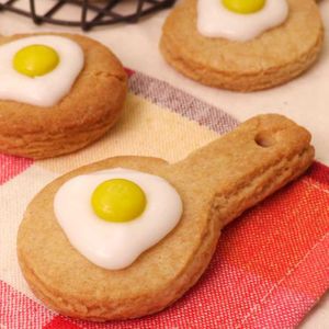 「目玉焼きクッキー」のレシピ動画