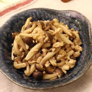 「鶏そぼろとしめじの生姜炒め」のレシピ動画