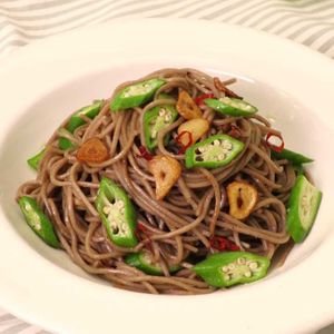 「オクラの蕎麦ペペロンチーノ」のレシピ動画