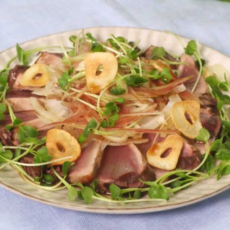 みょうが香る カツオのたたきサラダのレシピ動画 作り方 Delish Kitchen