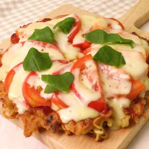 「インスタントラーメンピザ」のレシピ動画