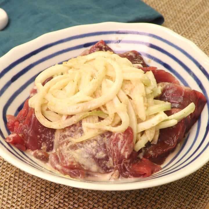 あえてのせるだけ かつおと玉ねぎのゴマだれ風味のレシピ動画 作り方 Delish Kitchen あえてのせるだけ かつおと玉ねぎのゴマだれ風味のレシピ動画 作り方 Delish Kitchen